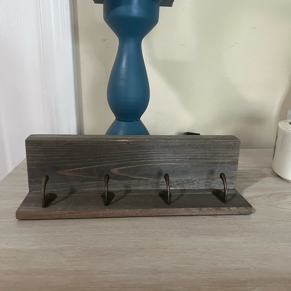 Floating wall shelf with hooks. - Picture 5 of 8